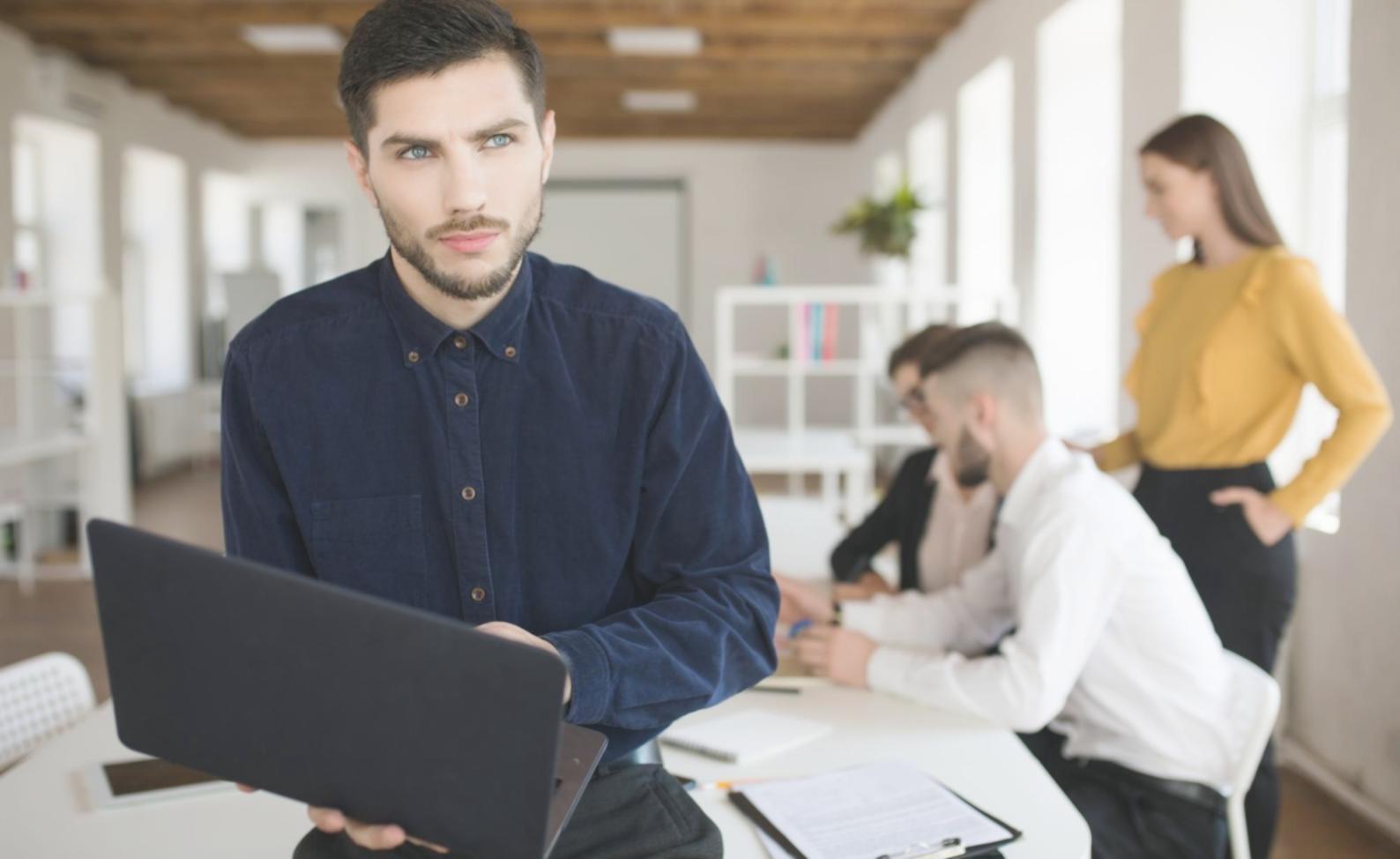 Analyse de documents financiers sur un bureau avec calculatrice et graphiques