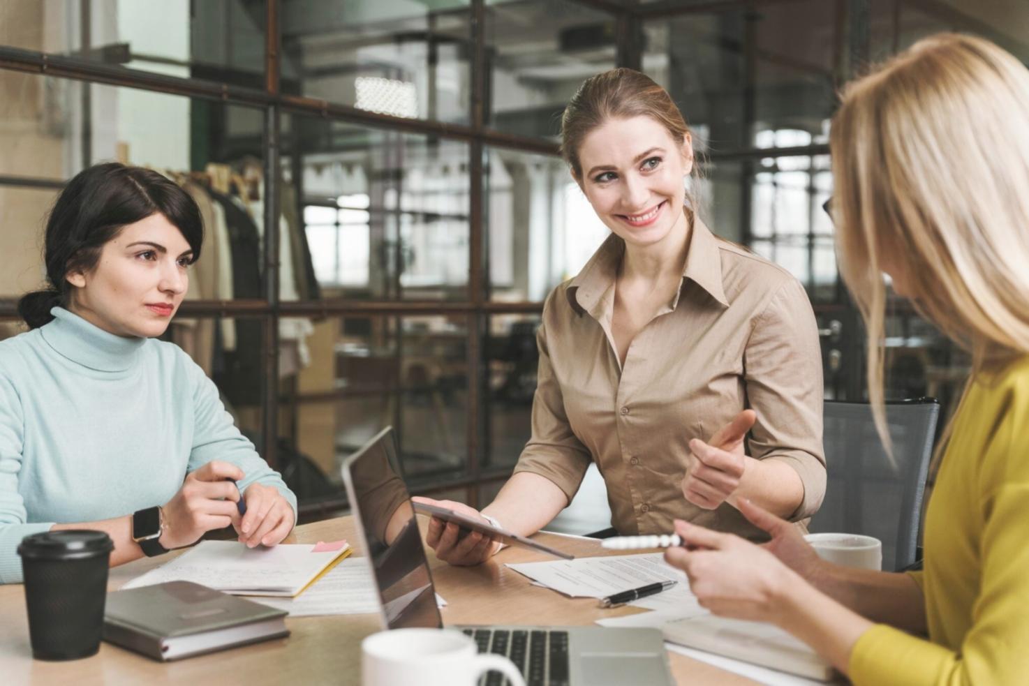 Entrepreneur utilisant des outils d'analyse financière sur ordinateur