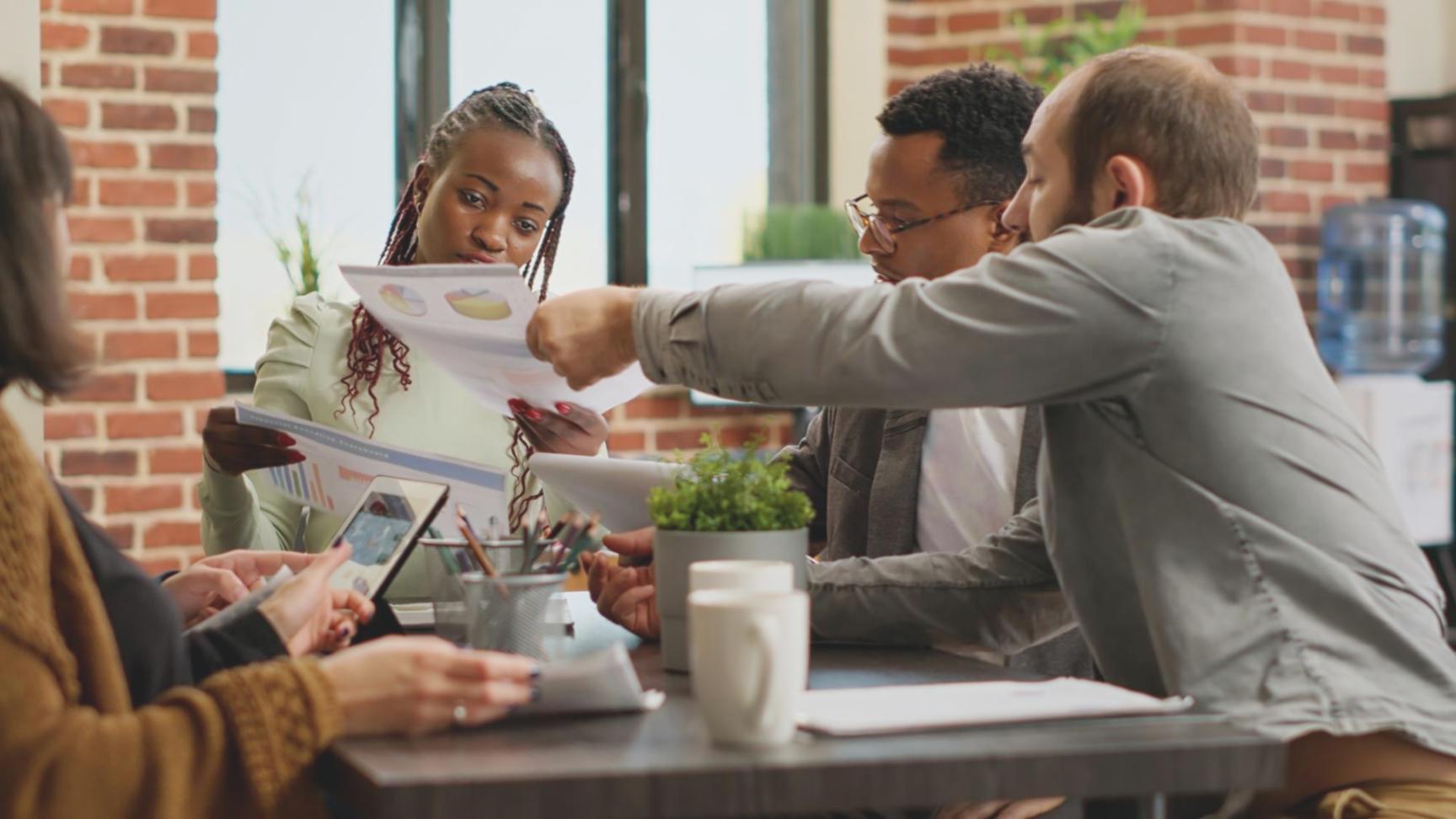 Entrepreneur analysant des documents financiers dans un bureau moderne