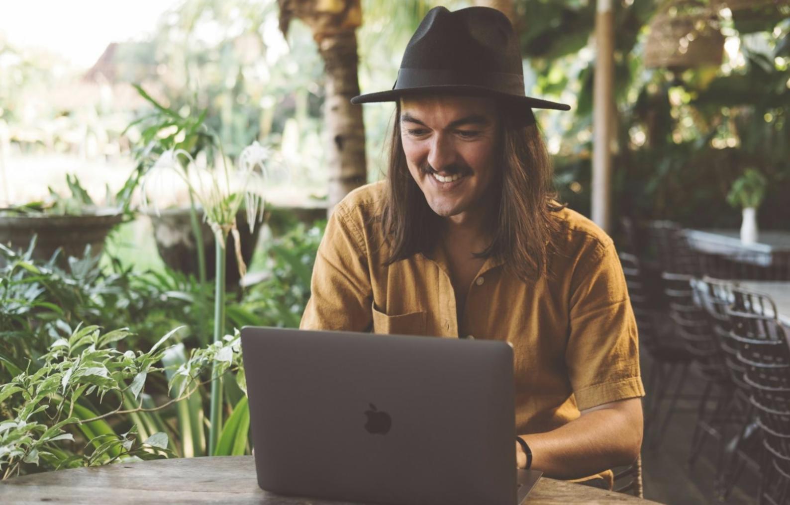 Analyse de données financières sur écran avec graphiques et ratios